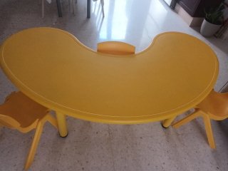 Mesa riñón amarilla + 3 sillas infantiles