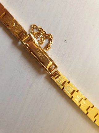 Pulsera dorada con cadena de seguridad