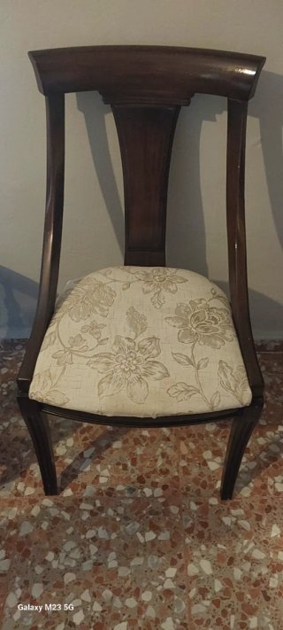 Silla antigua de madera y tela