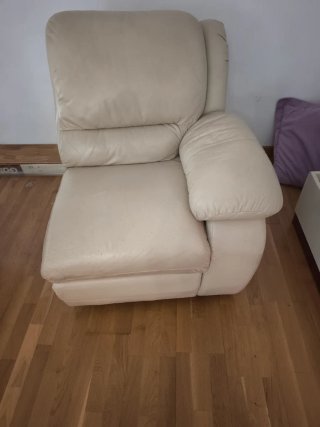 Sofá reclinable de piel beige