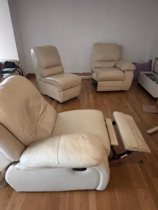 Sofá reclinable de piel beige