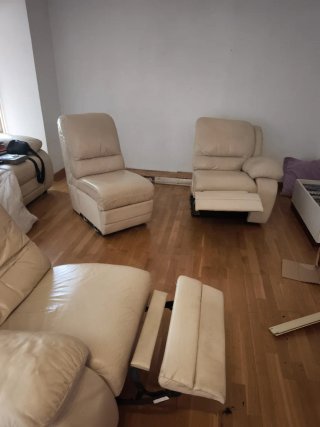 Sofá reclinable de piel beige