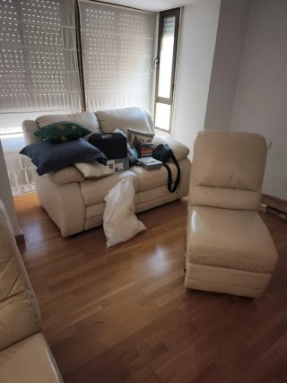 Sofá reclinable de piel beige