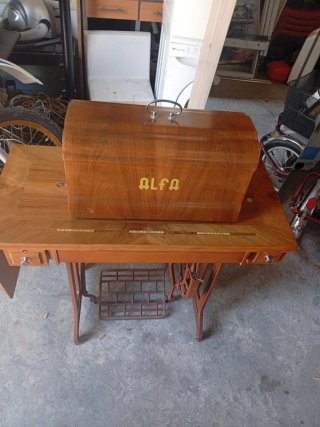 Máquina de coser Alfa antigua