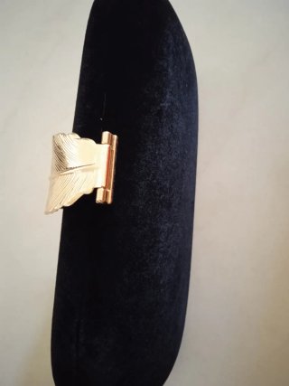 Bolso de fiesta negro con detalles dorados