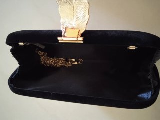 Bolso de fiesta negro con detalles dorados