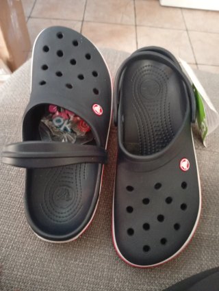 Crocs Negras Talla 41-42 con Detalles Rojos