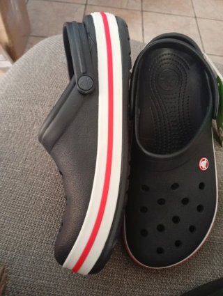 Crocs Negras Talla 41-42 con Detalles Rojos