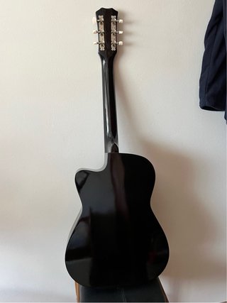 Guitarra española negra con colgador