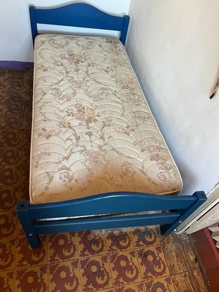 Cama individual azul con colchón