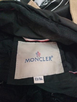 Chaqueta de plumas negra