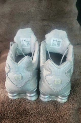 Nike Shox plateadas y blancas