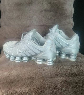 Nike Shox plateadas y blancas