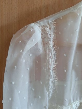 Blusa romántica blanca con transparencias