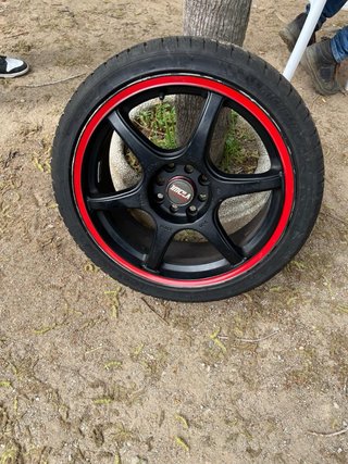 Llantas deportivas negras con aro rojo