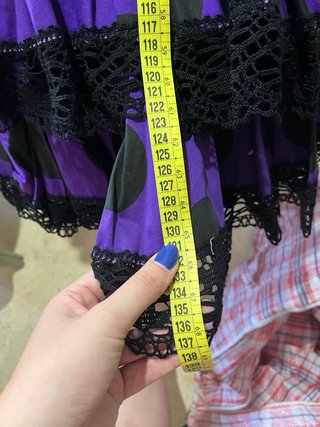 Traje de flamenca morado con lunares negros