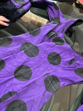 Traje de flamenca morado con lunares negros