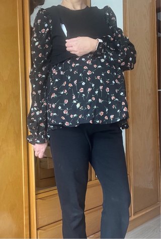 Camiseta premamá y lactancia floral negra