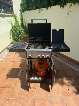 Barbacoa de gas negra y plateada