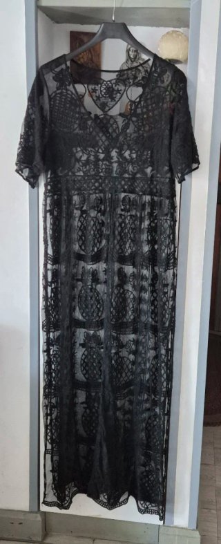 Vestido de praia preto rendado,