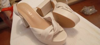 Zapatos de tacón beige ( sin estrenar)