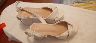 Zapatos de tacón beige ( sin estrenar)