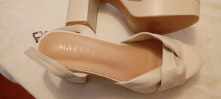 Zapatos de tacón beige ( sin estrenar)
