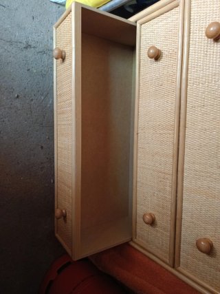 Cajonera de madera y mimbre