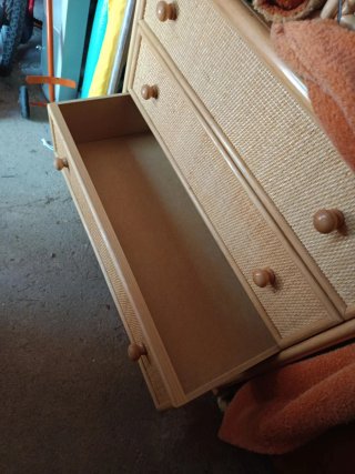 Cajonera de madera y mimbre