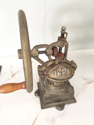 Molinillo de café de bronce años 50