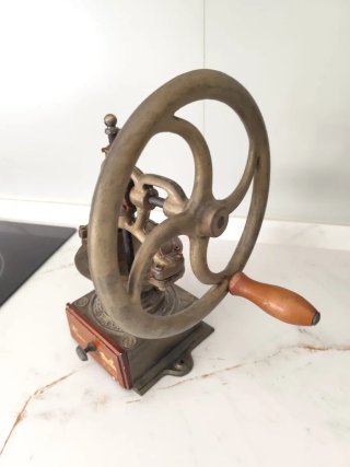 Molinillo de café de bronce años 50