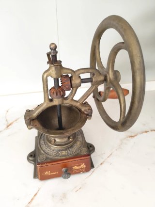 Molinillo de café de bronce años 50