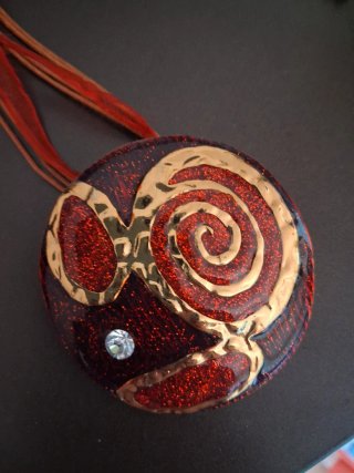 Collana con ciondolo rosso e oro