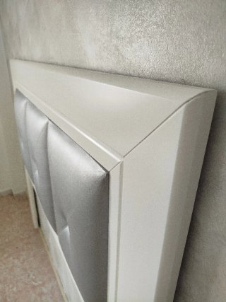 Cabecero tapizado polipiel gris y blanco