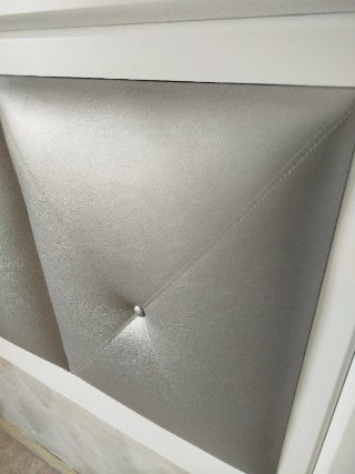 Cabecero tapizado polipiel gris y blanco