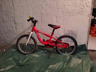 Bicicleta infantil roja hasta 6 años
