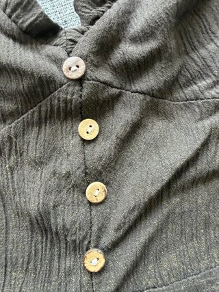 Vestido marrón de verano con botones de madera