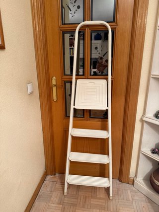 Escalera blanca 4 peldaños