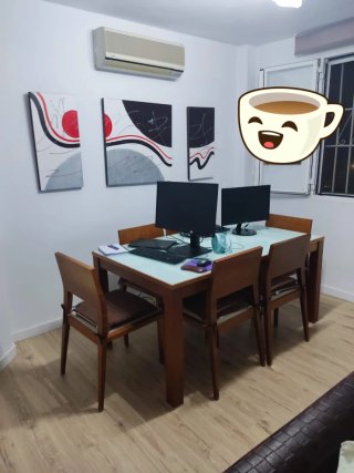 Mesa de madera con 4 sillas