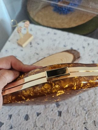 Bolso de mano dorado y marrón de nácar