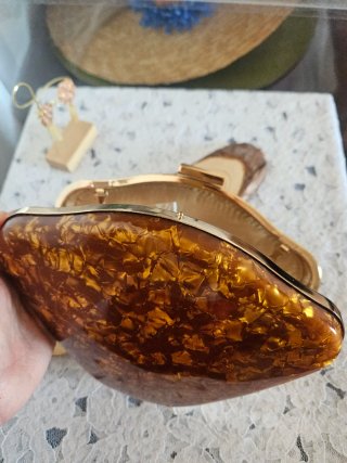 Bolso de mano dorado y marrón de nácar