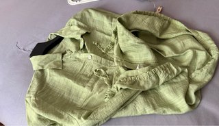 Camisa verde tipo cazadora