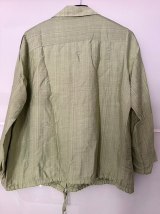 Camisa verde tipo cazadora