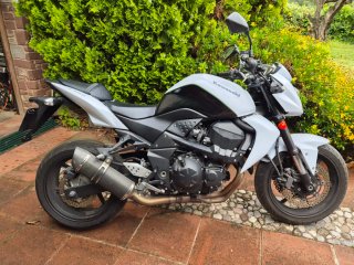 Kawasaki Z750 Naked Blanca y Negra