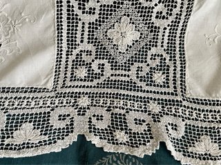 Centrotavola vintage anni '60 ricamato a mano