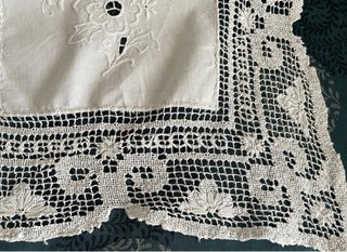 Centrotavola vintage anni '60 ricamato a mano