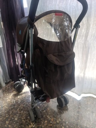 Silla de paseo con burbuja de lluvia
