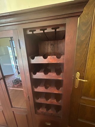 Mobile rustico in legno per stoviglie e bottiglie