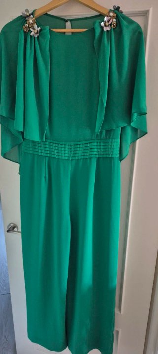 Mono verde con capa de gasa