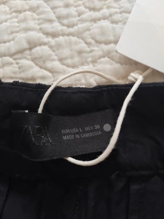 Pantalón negro Zara bordado